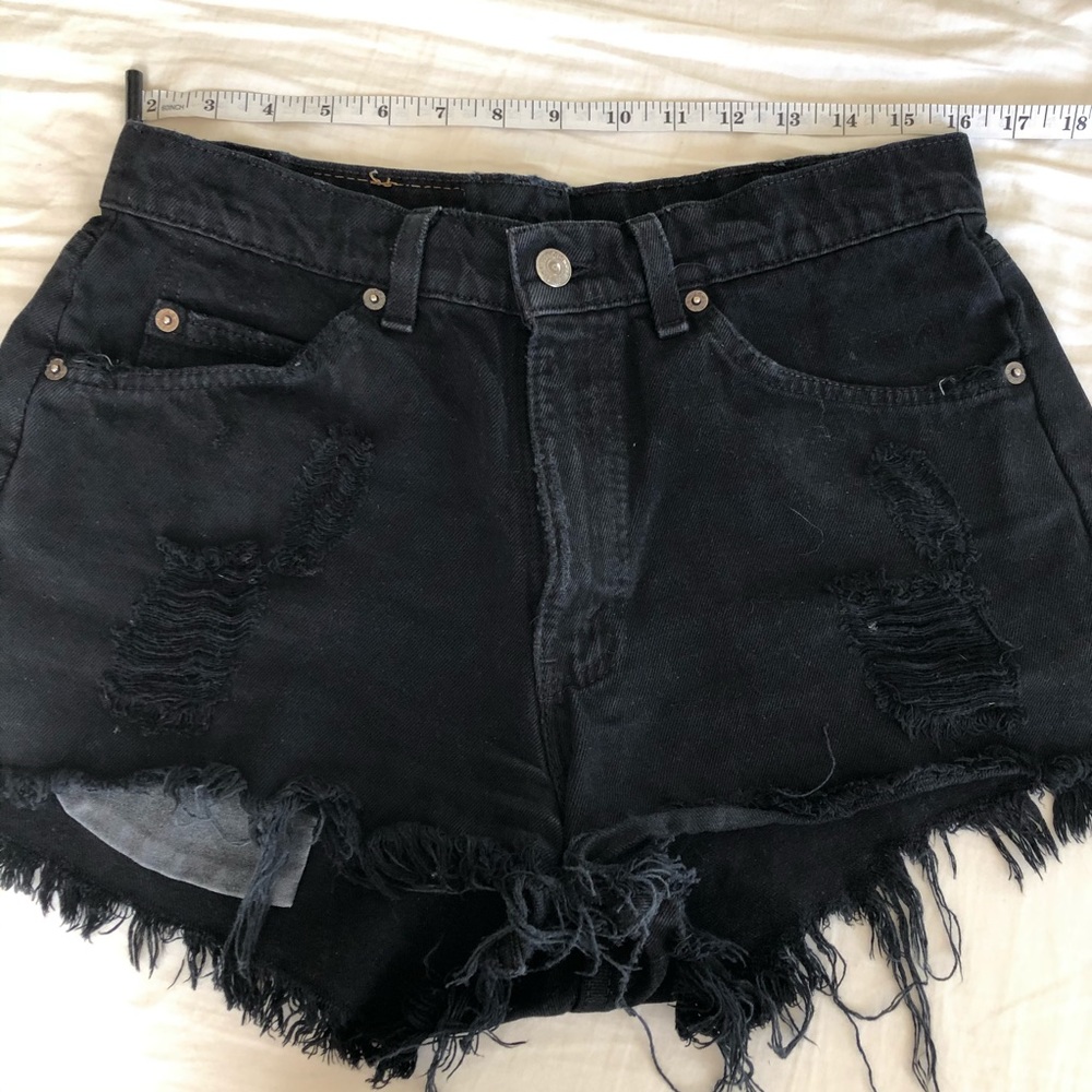 Black high waisted Levi’s shorts
